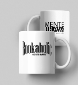 Caneca, de um lado uma estampa exclusiva com a palavra "bookaholic" e do outro o logo da MenteBrava
