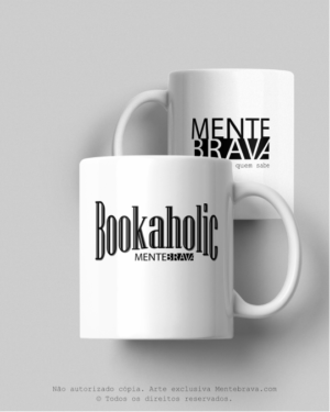 Caneca, de um lado uma estampa exclusiva com a palavra "bookaholic" e do outro o logo da MenteBrava