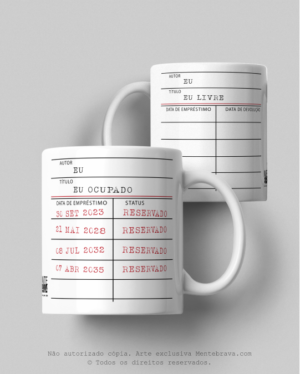 Caneca, de um lado a estampa de um cartão de biblioteca não preenchido (eu, livre), de outro preenchido com carimbos (eu, ocupado)